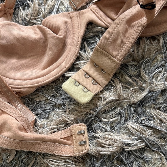 New ! Victoria's Secret Nude Bra, 32A - Picture 6 of 6